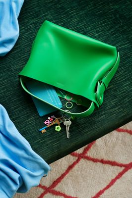 Handväska med nycklar liggandes på golvet